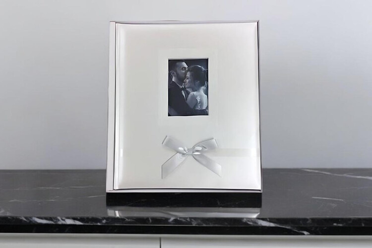 ​Άλμπουμ φωτογραφιών με 100 θήκες 13x18cm (κωδικός K2799) από το Print-Photos-Online.com
​Άλμπουμ φωτογραφιών με 100 θήκες 13x18cm (κωδικός K2799) από το Print-Photos-Online.com