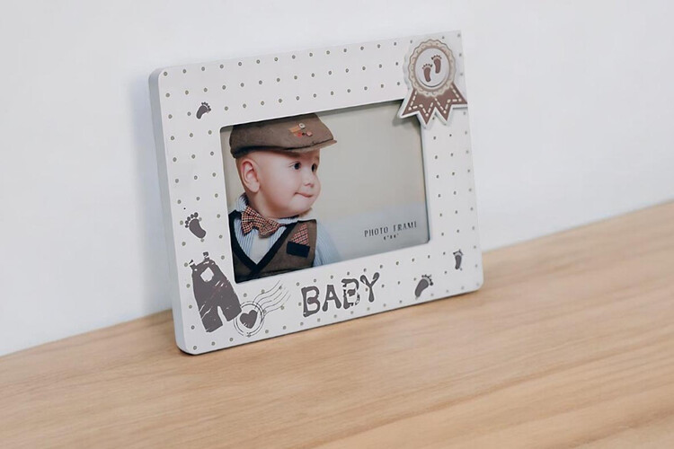 Ξύλινη κορνίζα Baby από το Print-Photos-Online.com