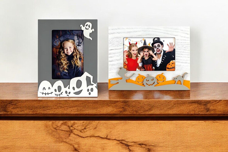 Ξύλινη κορνίζα Monster από το Print-Photos-Online.com